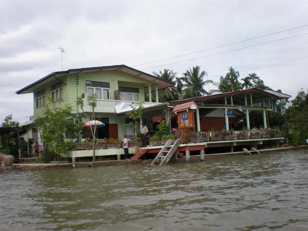 Nr Homestay Amphawa Bagian luar foto