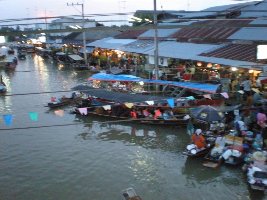 Nr Homestay Amphawa Bagian luar foto